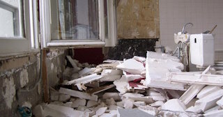 Демонтаж хрущевки в Лангепасе - удаление старых полов и стен по выгодной цене от 1797 рублей.