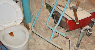 Профессиональный демонтаж перегородки ванной и туалета в Лангепасе - от 582 рублей